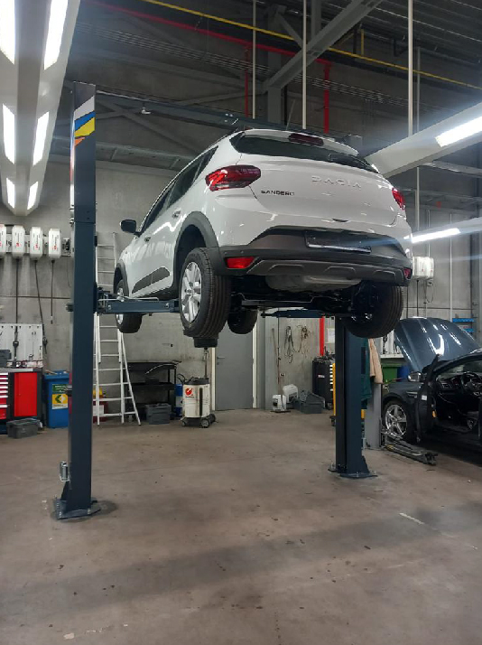 Elevador Velyen de 2 columnas en taller con vehículo elevado
